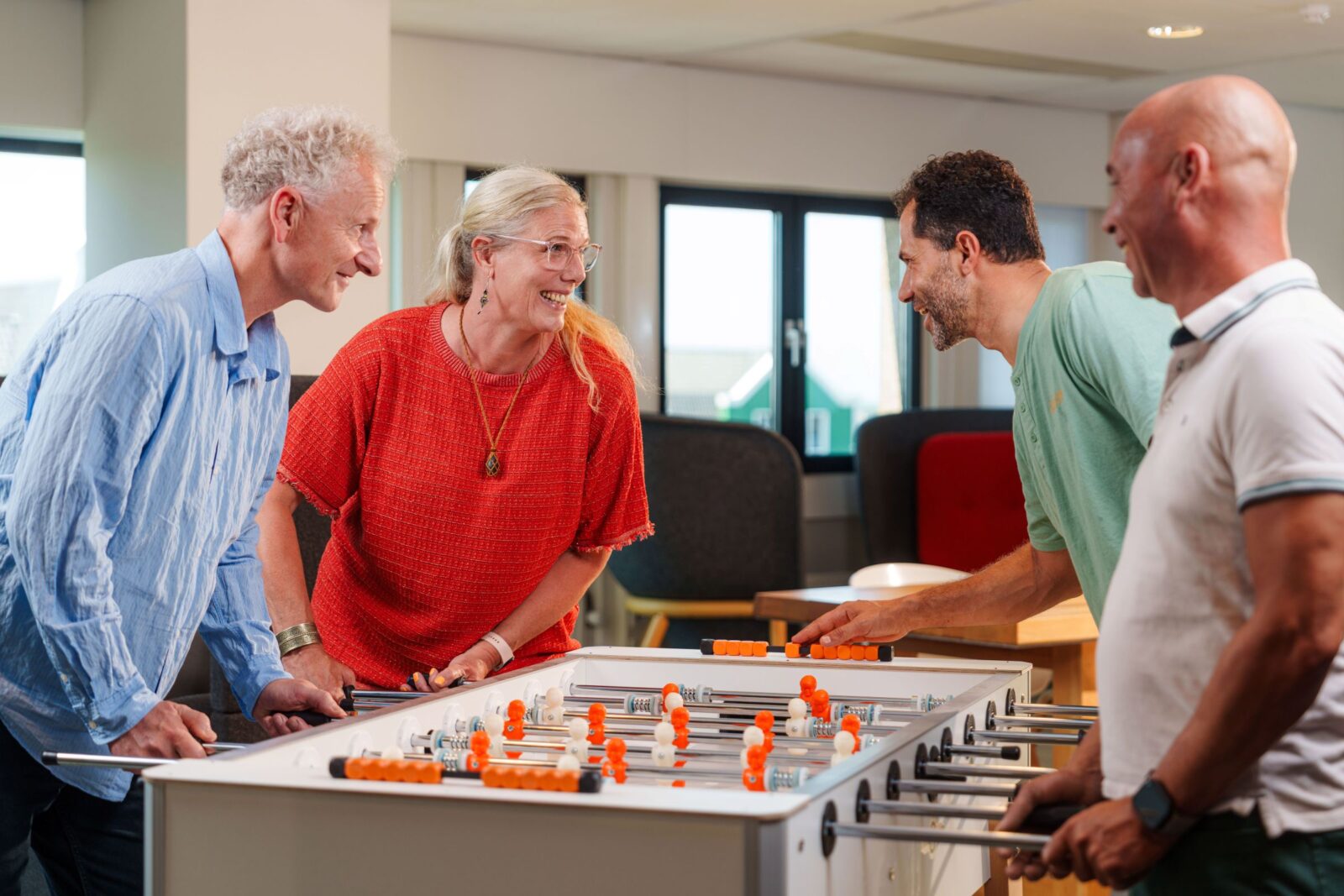 Collega's aan het tafelvoetballen