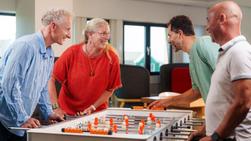 Collega's aan het tafelvoetballen