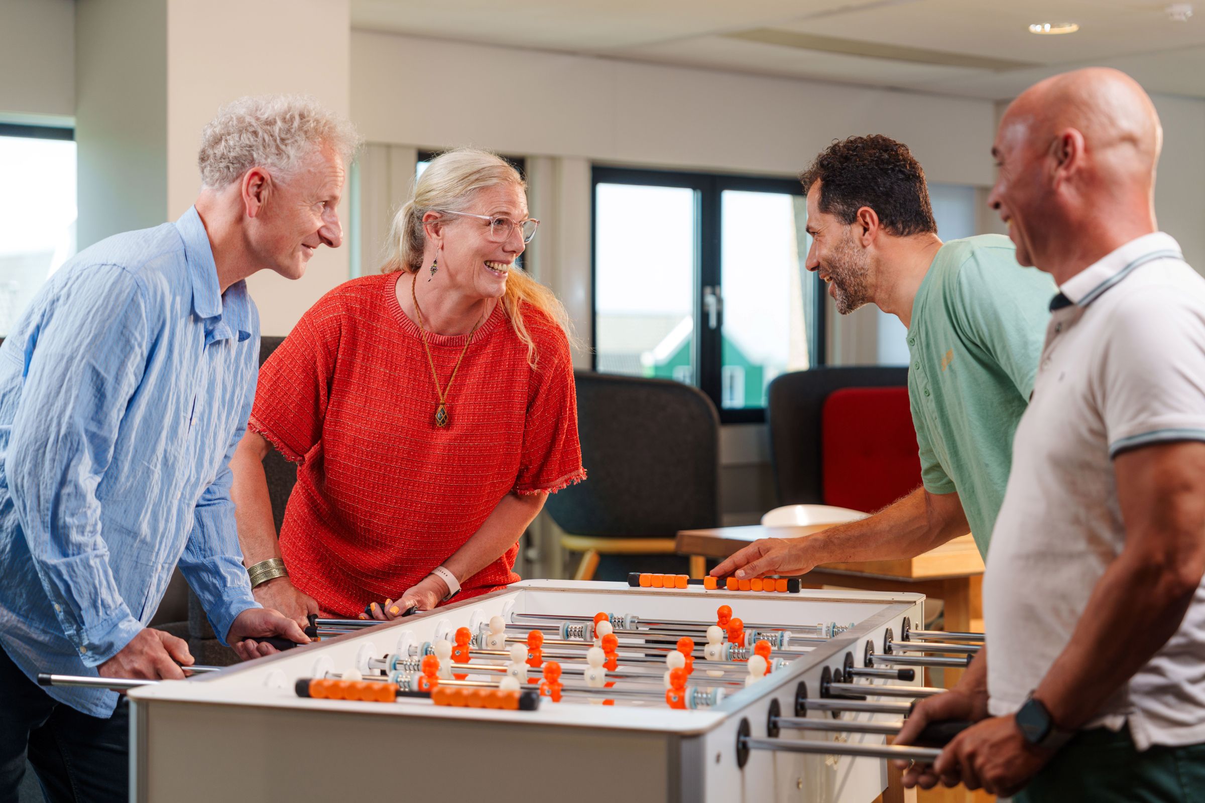 Collega's aan het tafelvoetballen