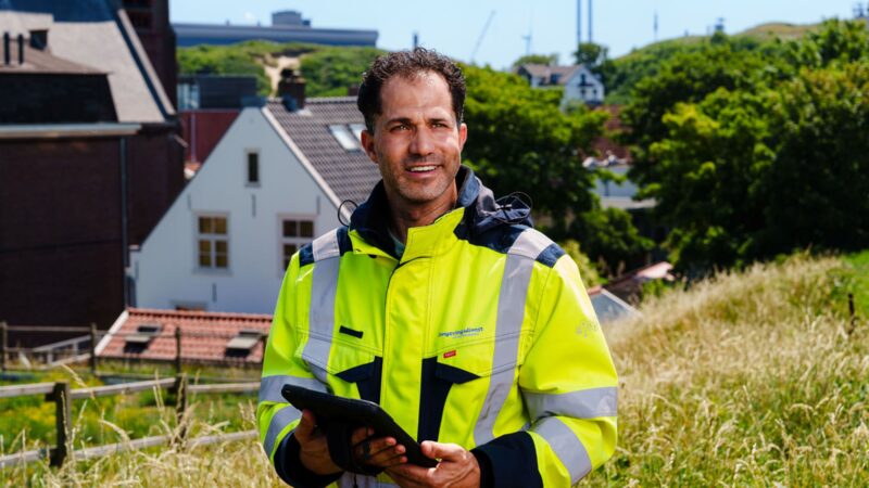Toezichthouder met op de achtergrond Tata Steel