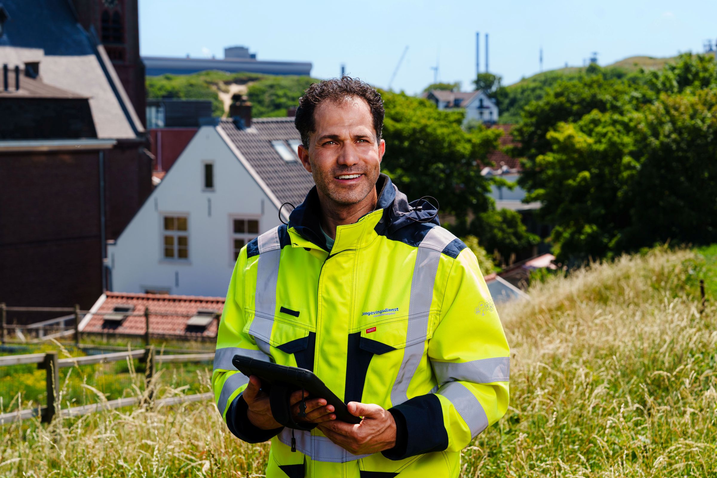 Toezichthouder met op de achtergrond Tata Steel