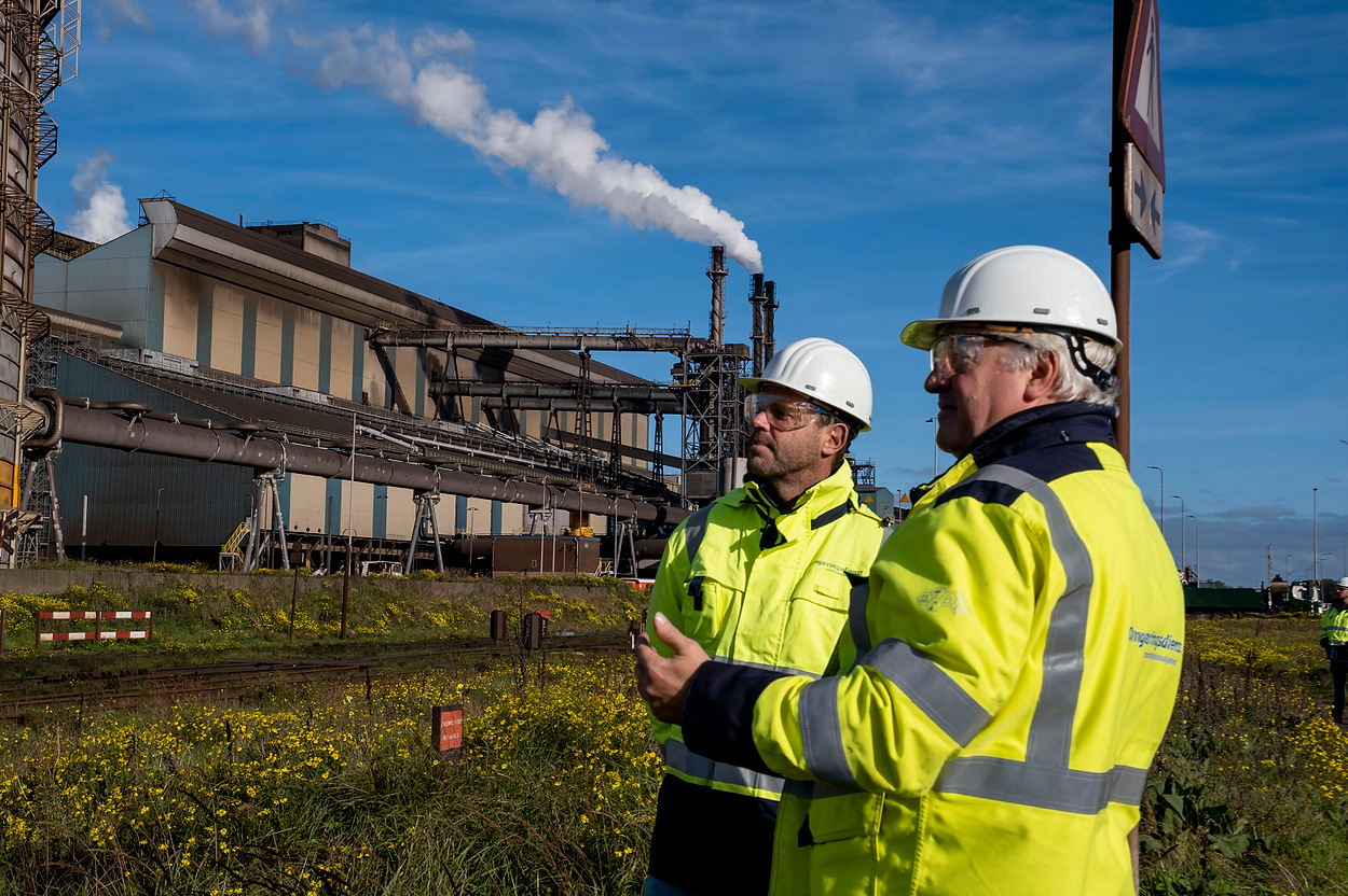 Collega's houden toezicht op industrie