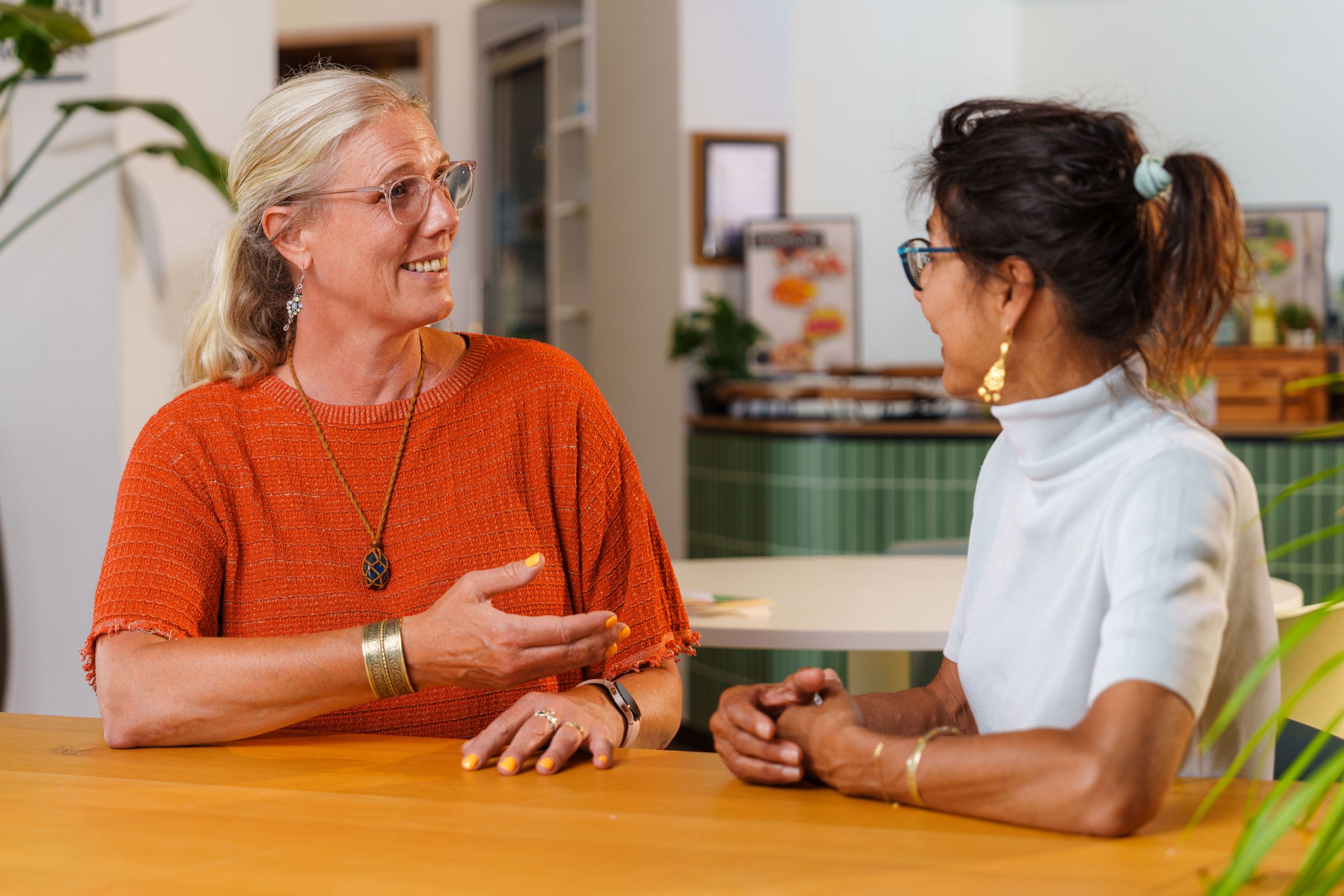 Collega's hebben een informeel gesprek in de bedrijfskantine