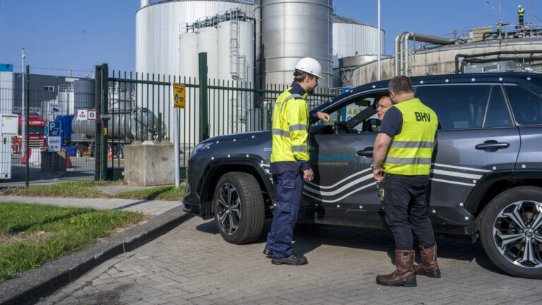 Collega's op inspectie bij een vloeistoffenopslag